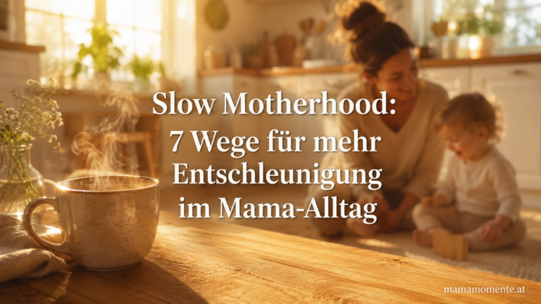 Slow Motherhood – Mama sitzt entspannt mit Kind auf der Couch bei einer Tasse Kaffee
