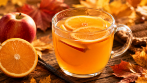 Apfelpunsch für Kinder alkoholfrei mit Orangenscheiben und Vanille im Glas