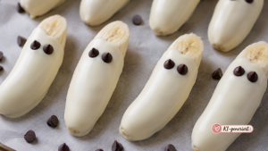 Bananen-Gespenster als gesundes Halloween Naschwerk für Kinder